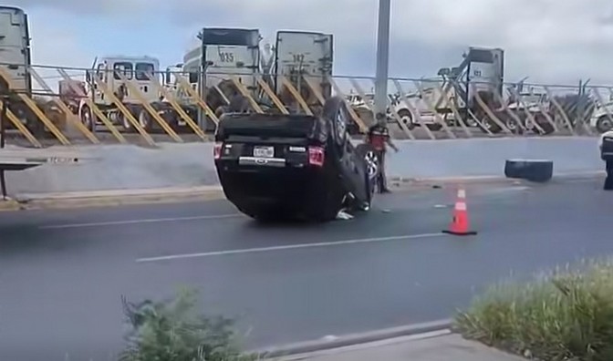 Aparatoso accidente deja daños en apartada colonia popular (1)