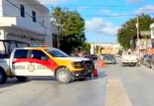 Chocan en concurrida vialidad dejando daños materiales