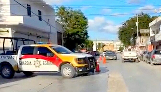 Chocan en concurrida vialidad dejando daños materiales