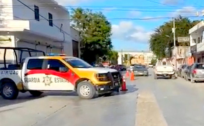 Chocan en concurrida vialidad dejando daños materiales (1)