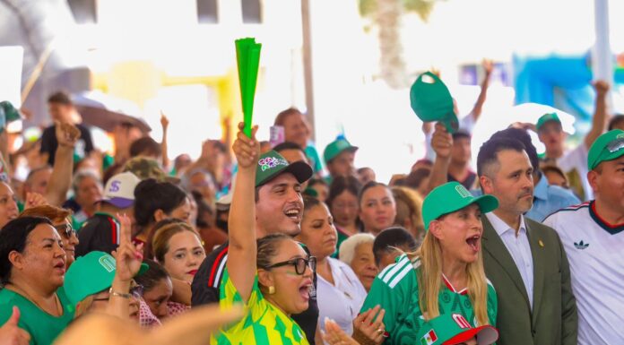 Convivió la senadora Maki Ortiz con aficionados al Futbol en transmisión de juego mundialista
