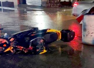 Unidad medica auxilia a victima tras ser impactado en su motocicleta