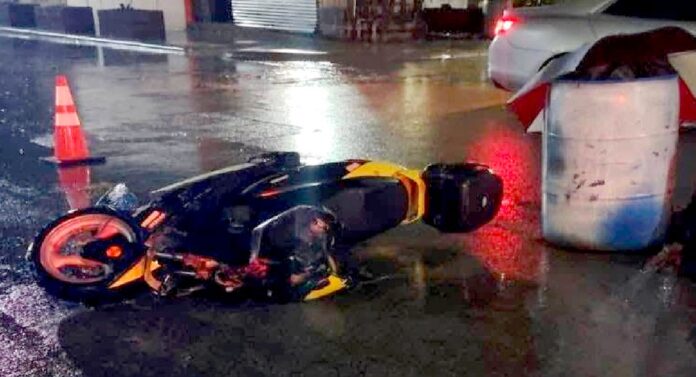 Unidad medica auxilia a victima tras ser impactado en su motocicleta