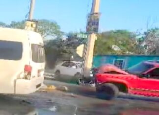 Unidad se impacta contra poste de CFE y deja daños materiales