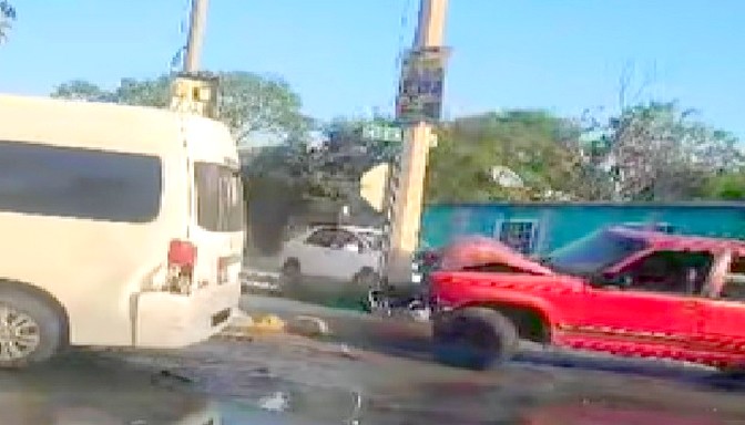 Unidad se impacta contra poste de CFE y deja daños materiales (2)