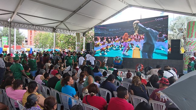 Vibrante debut mundialista cientos de reynosenses celebran el triunfo de México en la Plaza Principal (6)