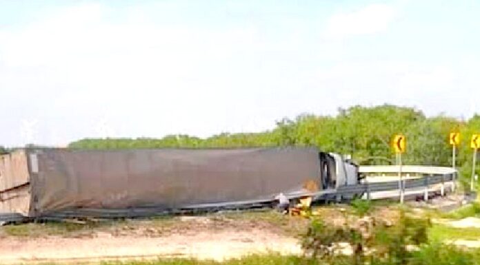 Vuelca tráiler en el temible “Viaducto de la Muerte”
