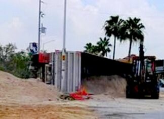 Vuelca unidad en área de construcción de tienda comercial
