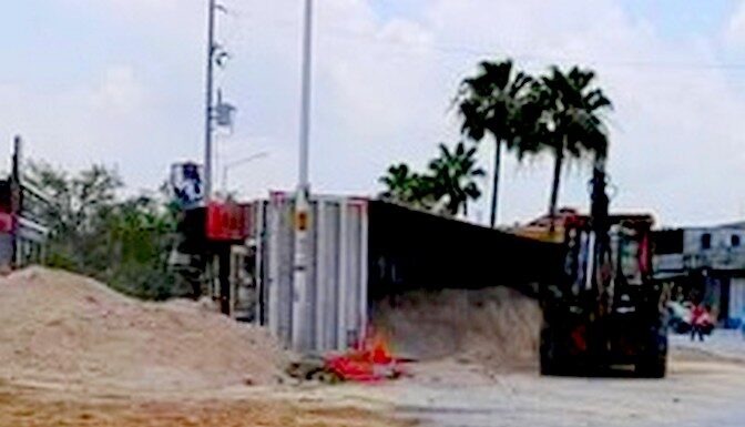 Vuelca unidad en área de construcción de tienda comercial