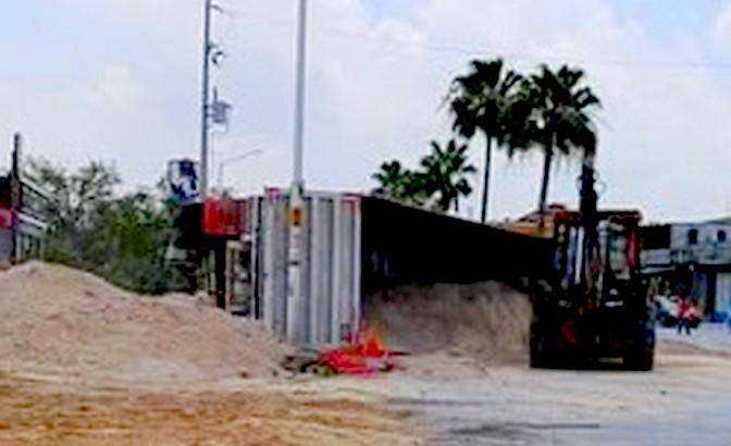 Vuelca unidad en área de construcción de tienda comercial