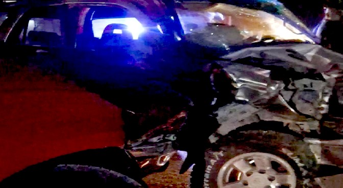 Accidente deja lesionados y daños en apartada colonia (1)