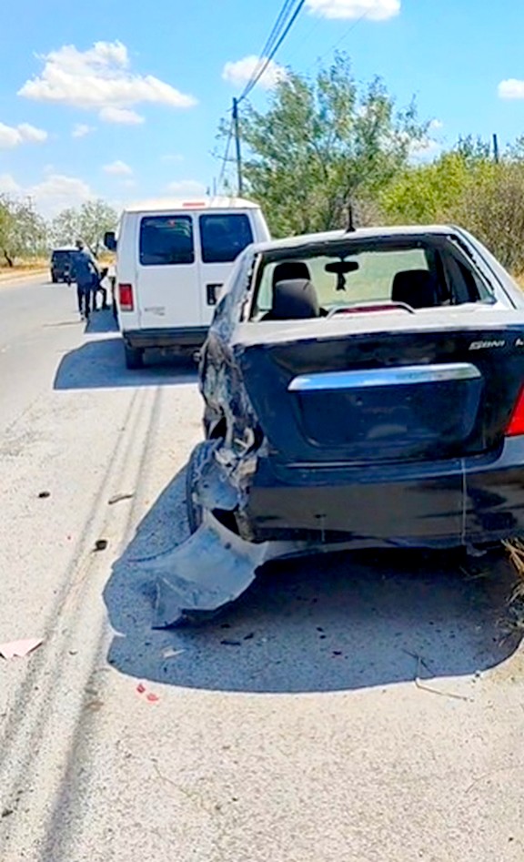 Accidente vial deja cuantiosos daños en la colonia (1)