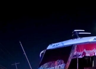 Aparatoso accidente deja cuantiosos daños en carretera Monterrey