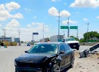 Aparatoso accidente deja daños en carretera al Puente Internacional Pharr