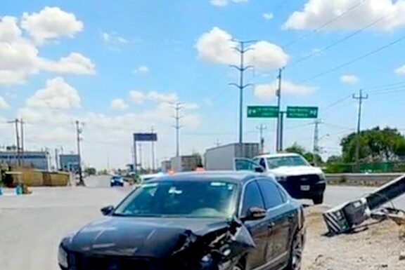 Aparatoso accidente deja daños en carretera al Puente Internacional Pharr