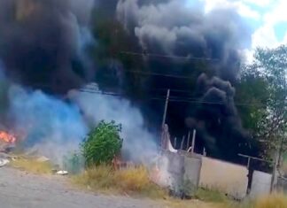 Arde vivienda y predio bomberos acuden a sofocarlo dejo daños materiales