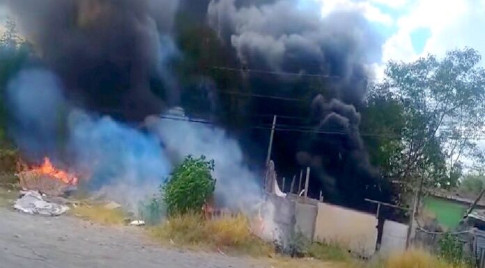 Arde vivienda y predio bomberos acuden a sofocarlo dejo daños materiales