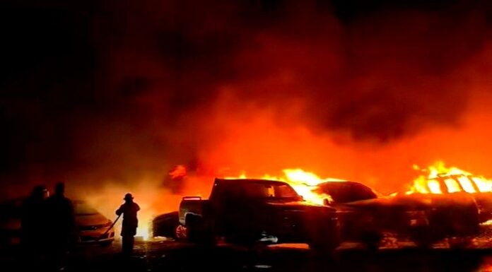 Arde yonke con unidades y deja cuantiosos daños materiales