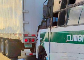 Chocan en libramiento Monterrey y dejan caos vial