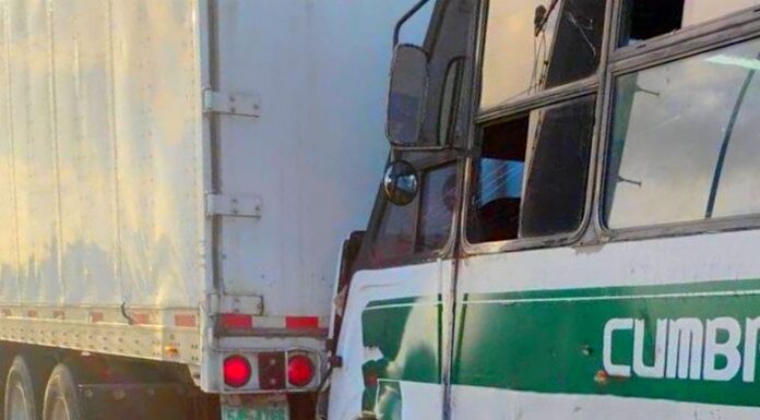 Chocan en libramiento Monterrey y dejan caos vial