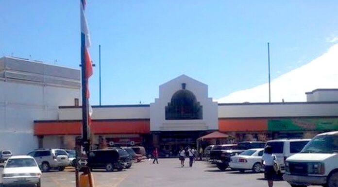 Rateros con violencia arrebatan vehículo a su victima