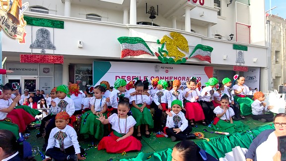Realizan desfile cívico y militar (17)