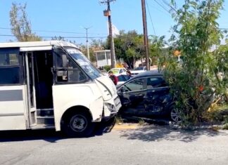 Se impactan unidades en la Longoria y dejan daños materiales