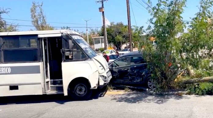 Se impactan unidades en la Longoria y dejan daños materiales