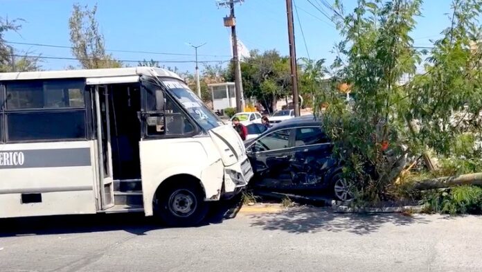 Se impactan unidades en la Longoria (2)