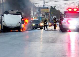 Se quema unidad del transporte bomberos sofocan incendio