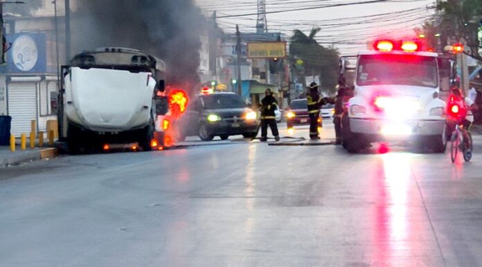 Se quema unidad del transporte bomberos sofocan incendio