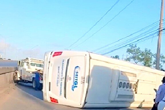 Vuelca unidad del transporte en carretera Río Bravo-Reynosa