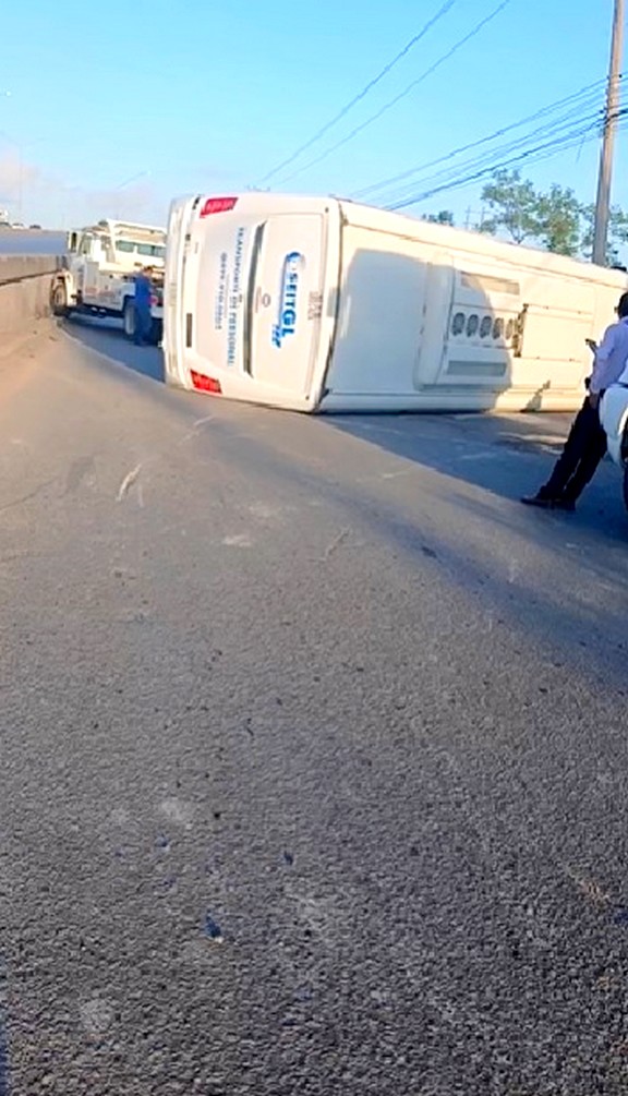 Vuelca unidad del transporte en carretera Río Bravo-Reynosa (1)
