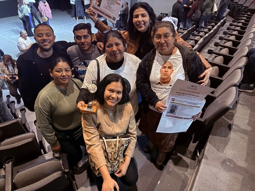 “Los que esperan” triunfa en el Festival de Cine Tamatan; Medardo Treviño entrega el premio a madres buscadoras
