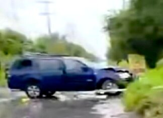 Aparatoso accidente deja cuantiosos daños materiales