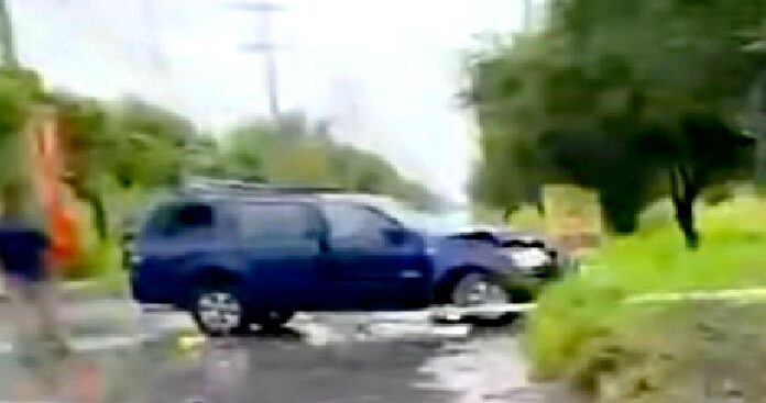 Aparatoso accidente deja cuantiosos daños materiales