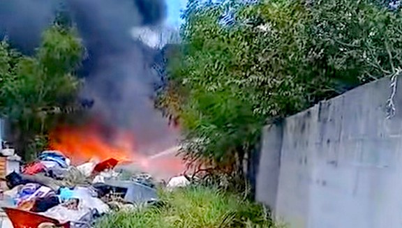 Bomberos sofocan predio en las Cumbres y deja daños materiales