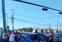 Se impactan en concurrida vialidad y dejan daños materiales