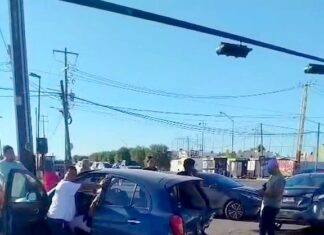Se impactan en concurrida vialidad y dejan daños materiales