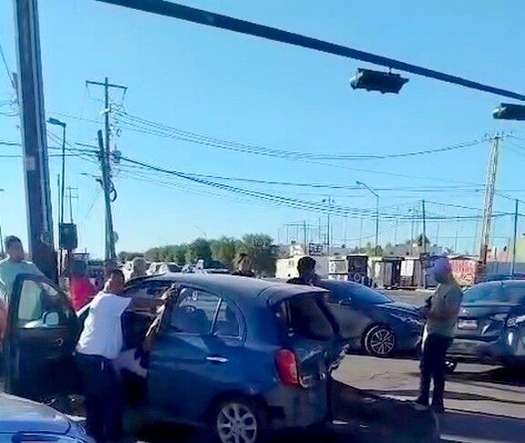 Se impactan en concurrida vialidad y dejan daños materiales