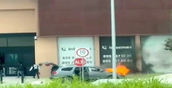 Se quema unidad y deja cuantiosos daños materiales